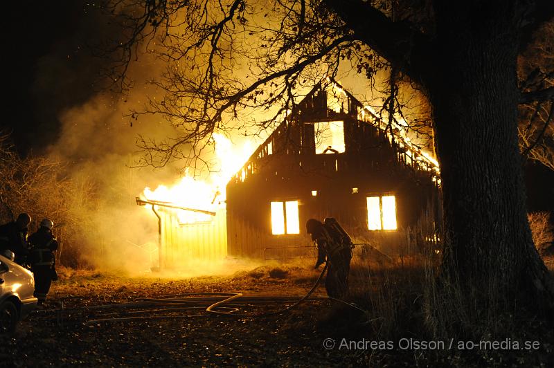 _DSC4962.JPG - Vid 21.30 larmades räddningstjänst, Ambulans och Polis till väg 24 mellan Hörja och Röke där en villa stod i lågor. När räddningstjänsten kom fram till huset var det redan övertänt. Det är oklart om någon kommit till skada i branden eller om någon fanns inne i huset.