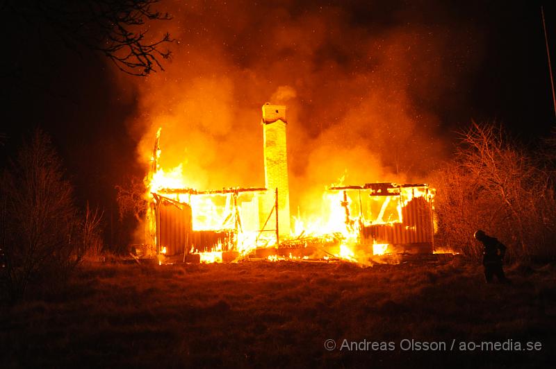 _DSC4975.JPG - Vid 21.30 larmades räddningstjänst, Ambulans och Polis till väg 24 mellan Hörja och Röke där en villa stod i lågor. När räddningstjänsten kom fram till huset var det redan övertänt. Det är oklart om någon kommit till skada i branden eller om någon fanns inne i huset.