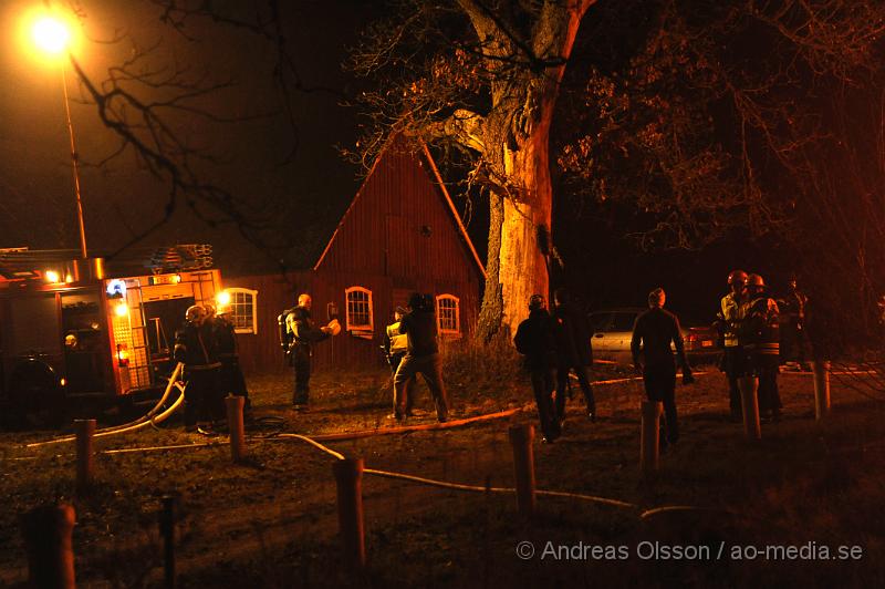 _DSC4980.JPG - Vid 21.30 larmades räddningstjänst, Ambulans och Polis till väg 24 mellan Hörja och Röke där en villa stod i lågor. När räddningstjänsten kom fram till huset var det redan övertänt. Det är oklart om någon kommit till skada i branden eller om någon fanns inne i huset.