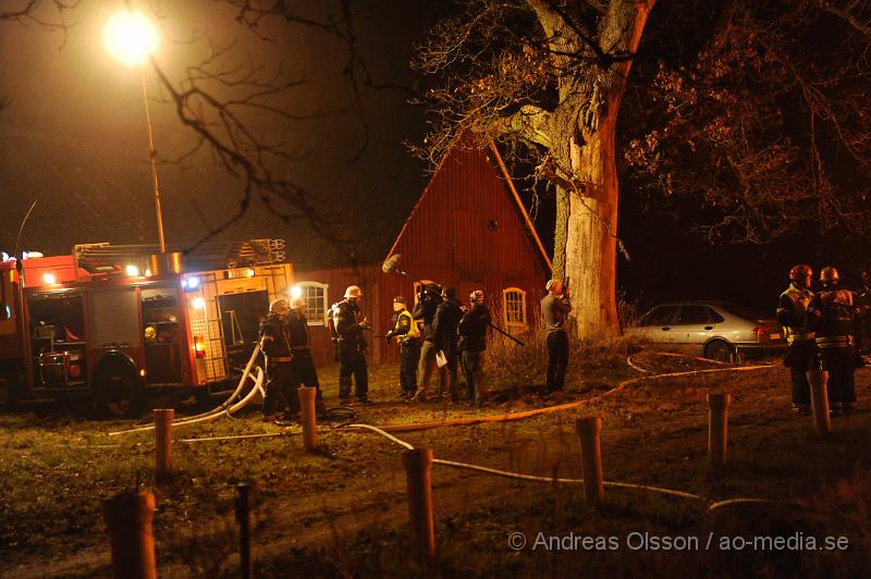 _DSC4981.JPG - Vid 21.30 larmades räddningstjänst, Ambulans och Polis till väg 24 mellan Hörja och Röke där en villa stod i lågor. När räddningstjänsten kom fram till huset var det redan övertänt. Det är oklart om någon kommit till skada i branden eller om någon fanns inne i huset.