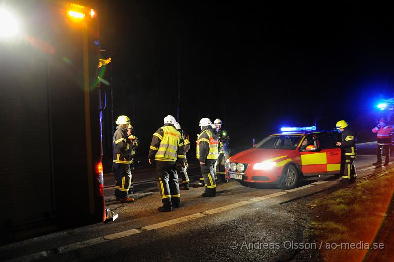 _DSC4990.JPG - Vid 21 tiden larmades en stor räddningsstyrka från räddningstjänsten, ambulans och polis till järnvägen mellan Klippan och Hyllstofta där ett Pågatåg hade krockat med ett träd. På tåget befann sig ca 25 personer som alla klara sig utan skador. Lokföraren skadades lindrigt när ena rutan på tåget gick sönder i samband med krocken. Tåget stod långt ifrån vägen så räddningspersonalen fick gå genom tät skog och sumpmark. Väg 21 fick stängas av under ett tag innan man hittat ett bättre ställe att stå med alla räddningsfordon. Evakueringen tog lång tid pga av detta och man fick invänta en rälsbuss som kunde komma och hämta upp passagerarna för att föra dem vidare till en närliggande idrotsplats där man kunde gå av och vidare till en vanlig buss.