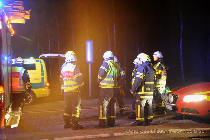 _DSC4994.JPG - Vid 21 tiden larmades en stor räddningsstyrka från räddningstjänsten, ambulans och polis till järnvägen mellan Klippan och Hyllstofta där ett Pågatåg hade krockat med ett träd. På tåget befann sig ca 25 personer som alla klara sig utan skador. Lokföraren skadades lindrigt när ena rutan på tåget gick sönder i samband med krocken. Tåget stod långt ifrån vägen så räddningspersonalen fick gå genom tät skog och sumpmark. Väg 21 fick stängas av under ett tag innan man hittat ett bättre ställe att stå med alla räddningsfordon. Evakueringen tog lång tid pga av detta och man fick invänta en rälsbuss som kunde komma och hämta upp passagerarna för att föra dem vidare till en närliggande idrotsplats där man kunde gå av och vidare till en vanlig buss.