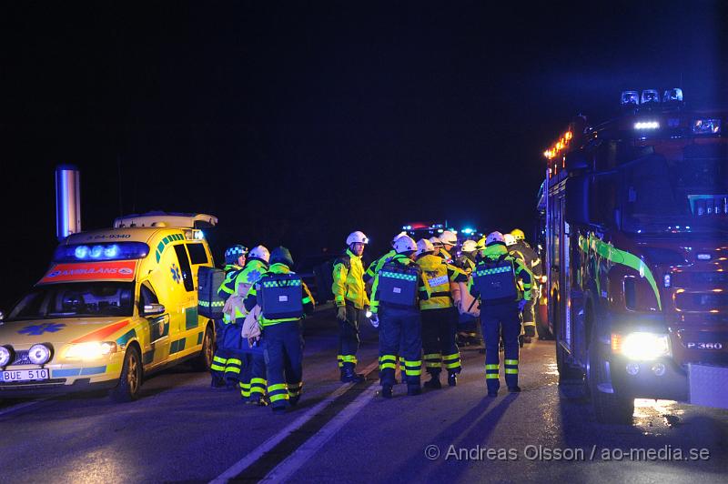 _DSC5003.JPG - Vid 21 tiden larmades en stor räddningsstyrka från räddningstjänsten, ambulans och polis till järnvägen mellan Klippan och Hyllstofta där ett Pågatåg hade krockat med ett träd. På tåget befann sig ca 25 personer som alla klara sig utan skador. Lokföraren skadades lindrigt när ena rutan på tåget gick sönder i samband med krocken. Tåget stod långt ifrån vägen så räddningspersonalen fick gå genom tät skog och sumpmark. Väg 21 fick stängas av under ett tag innan man hittat ett bättre ställe att stå med alla räddningsfordon. Evakueringen tog lång tid pga av detta och man fick invänta en rälsbuss som kunde komma och hämta upp passagerarna för att föra dem vidare till en närliggande idrotsplats där man kunde gå av och vidare till en vanlig buss.