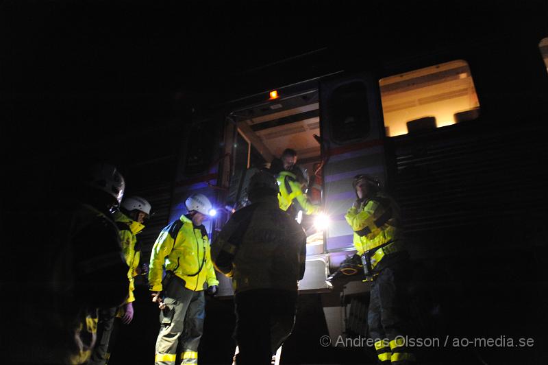 _DSC5013.JPG - Vid 21 tiden larmades en stor räddningsstyrka från räddningstjänsten, ambulans och polis till järnvägen mellan Klippan och Hyllstofta där ett Pågatåg hade krockat med ett träd. På tåget befann sig ca 25 personer som alla klara sig utan skador. Lokföraren skadades lindrigt när ena rutan på tåget gick sönder i samband med krocken. Tåget stod långt ifrån vägen så räddningspersonalen fick gå genom tät skog och sumpmark. Väg 21 fick stängas av under ett tag innan man hittat ett bättre ställe att stå med alla räddningsfordon. Evakueringen tog lång tid pga av detta och man fick invänta en rälsbuss som kunde komma och hämta upp passagerarna för att föra dem vidare till en närliggande idrotsplats där man kunde gå av och vidare till en vanlig buss.