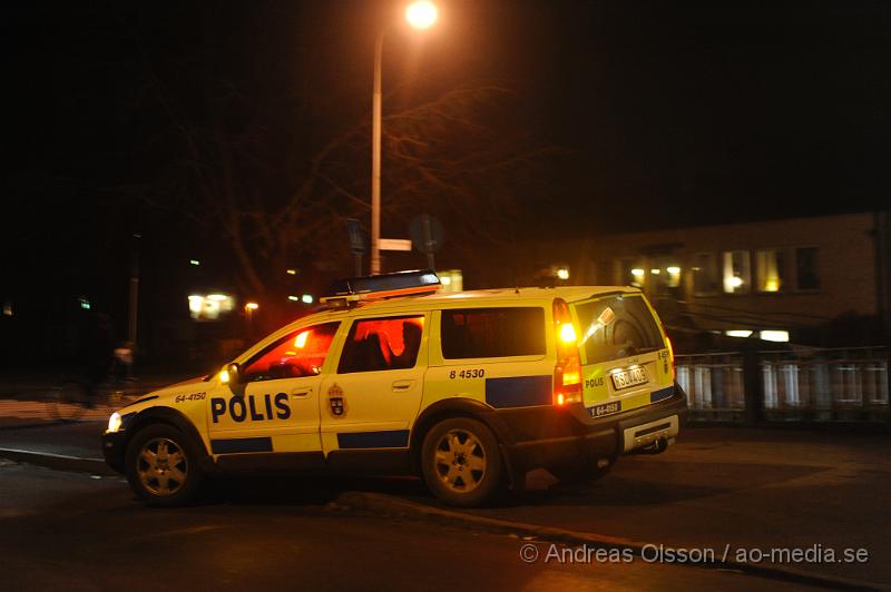 _DSC5028.JPG - Vid 17 tiden larmades flera polis patruller till Spelhörnan i Munka Ljungby där två personer med pistol liknande föremål rånat butiken på dags kassan. Dem flydde sedan springades från platsen med en okänd summa pengar. Polisens hundpatrull sökte i området och ungefär en timme efter rånet greps tre personer, Två misstänka för rånet och en för medhjälp till rån.