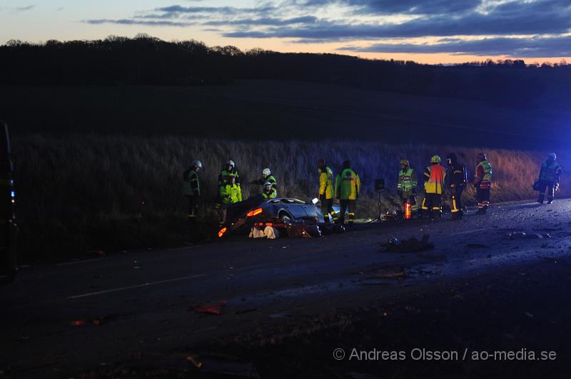 _DSC5115.JPG - Vid 07.30 larmades en större räddningsstyrka med flera ambulanser, poliser och personal från räddningstjänsten till väg 13 i höjd med Gråmanstorp där en personbil krockat med en lastbil. Lastbilen hamnade i diket och likaså personbilen. Personen som färdades i bilen avled på platsen av skadorn. Lastbilschauffören fördes med ambulans till sjukhuset chokad. Vägen stängdes av i båda riktningarna en längre tid.