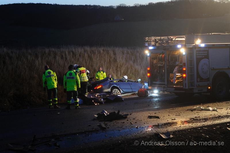 _DSC5120.JPG - Vid 07.30 larmades en större räddningsstyrka med flera ambulanser, poliser och personal från räddningstjänsten till väg 13 i höjd med Gråmanstorp där en personbil krockat med en lastbil. Lastbilen hamnade i diket och likaså personbilen. Personen som färdades i bilen avled på platsen av skadorn. Lastbilschauffören fördes med ambulans till sjukhuset chokad. Vägen stängdes av i båda riktningarna en längre tid.