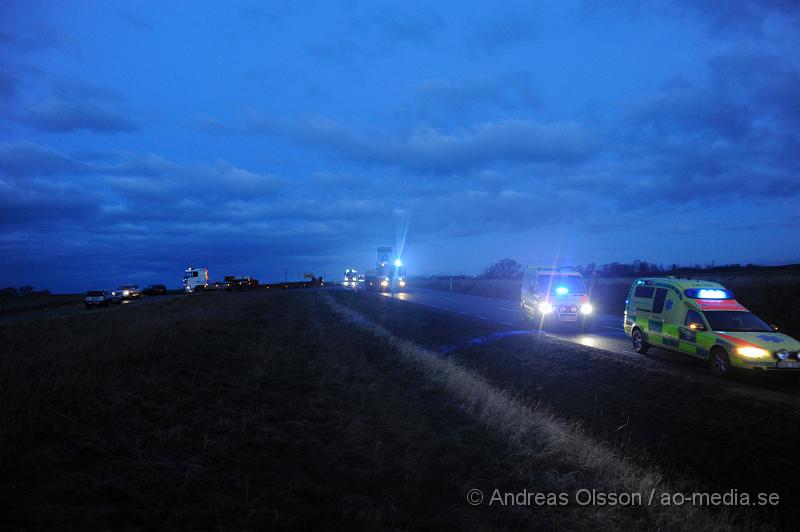 _DSC5125.JPG - Vid 07.30 larmades en större räddningsstyrka med flera ambulanser, poliser och personal från räddningstjänsten till väg 13 i höjd med Gråmanstorp där en personbil krockat med en lastbil. Lastbilen hamnade i diket och likaså personbilen. Personen som färdades i bilen avled på platsen av skadorn. Lastbilschauffören fördes med ambulans till sjukhuset chokad. Vägen stängdes av i båda riktningarna en längre tid.