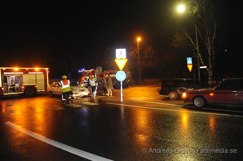 _DSC5235.JPG - Vid 21,55 larmades räddningstjänst och ambulans till Ängelholmsgatan i Klippan där två personbilar kolliderat. Det är oklart om någon blivit skadad. Det var begränsad framkomlighet på platsen under räddningsarbetet.