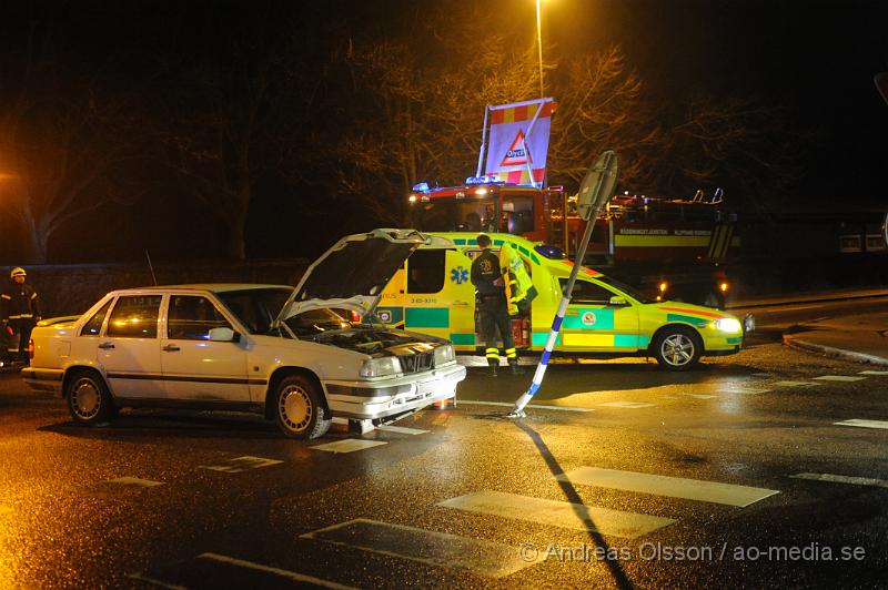 _DSC5250.JPG - Vid 21,55 larmades räddningstjänst och ambulans till Ängelholmsgatan i Klippan där två personbilar kolliderat. Det är oklart om någon blivit skadad. Det var begränsad framkomlighet på platsen under räddningsarbetet.