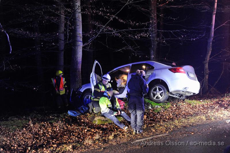 _DSC5259.JPG - Vid 23 tiden larmades Räddningstjänst, Ambulans och Polis till en trafikolycka mellan Klippan och stenestad. En personbil hade i 70km/h kört av vägen och in i ett träd. Personen som var själv i bilen kunde ta sig ut av egen maskin men klagade på smärtor i nacke och ben. Han fick följa med ambulansen in för kontroll. Vägen stängdes av helt under räddnings och bärgnings arbetet.