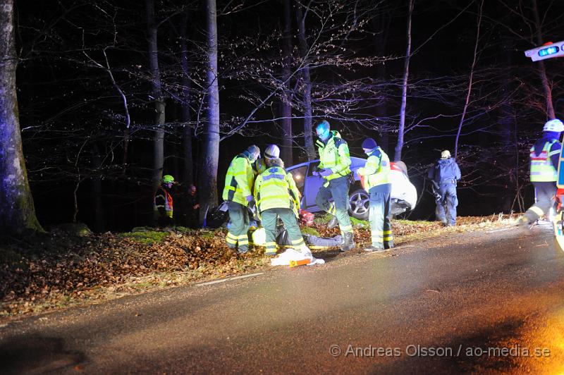 _DSC5266.JPG - Vid 23 tiden larmades Räddningstjänst, Ambulans och Polis till en trafikolycka mellan Klippan och stenestad. En personbil hade i 70km/h kört av vägen och in i ett träd. Personen som var själv i bilen kunde ta sig ut av egen maskin men klagade på smärtor i nacke och ben. Han fick följa med ambulansen in för kontroll. Vägen stängdes av helt under räddnings och bärgnings arbetet.