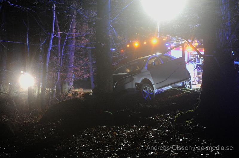 _DSC5269.JPG - Vid 23 tiden larmades Räddningstjänst, Ambulans och Polis till en trafikolycka mellan Klippan och stenestad. En personbil hade i 70km/h kört av vägen och in i ett träd. Personen som var själv i bilen kunde ta sig ut av egen maskin men klagade på smärtor i nacke och ben. Han fick följa med ambulansen in för kontroll. Vägen stängdes av helt under räddnings och bärgnings arbetet.