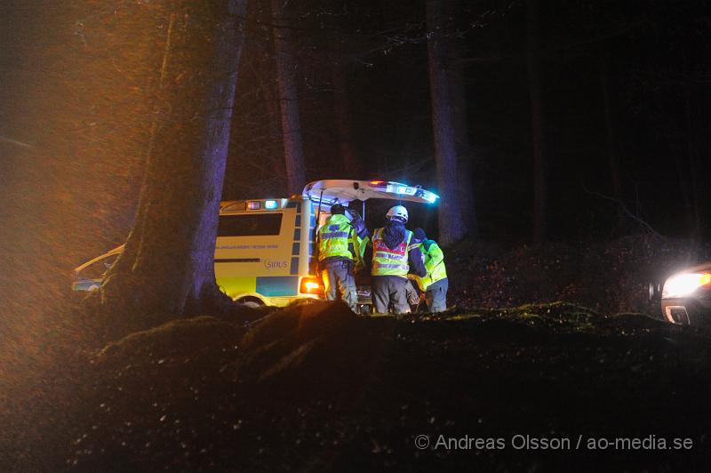 _DSC5274.JPG - Vid 23 tiden larmades Räddningstjänst, Ambulans och Polis till en trafikolycka mellan Klippan och stenestad. En personbil hade i 70km/h kört av vägen och in i ett träd. Personen som var själv i bilen kunde ta sig ut av egen maskin men klagade på smärtor i nacke och ben. Han fick följa med ambulansen in för kontroll. Vägen stängdes av helt under räddnings och bärgnings arbetet.