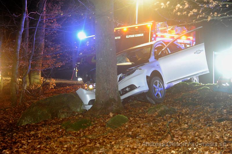 _DSC5276.JPG - Vid 23 tiden larmades Räddningstjänst, Ambulans och Polis till en trafikolycka mellan Klippan och stenestad. En personbil hade i 70km/h kört av vägen och in i ett träd. Personen som var själv i bilen kunde ta sig ut av egen maskin men klagade på smärtor i nacke och ben. Han fick följa med ambulansen in för kontroll. Vägen stängdes av helt under räddnings och bärgnings arbetet.