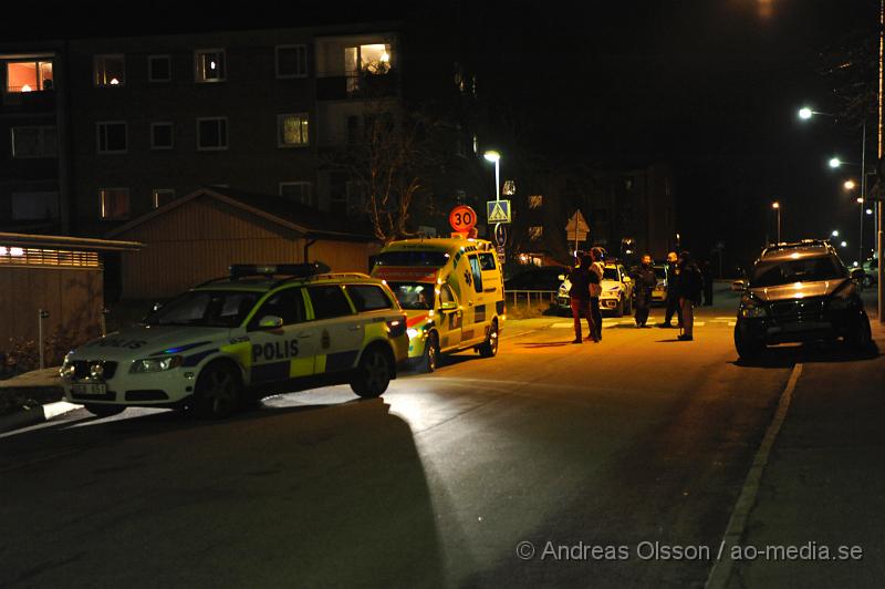 _DSC5300.JPG - Vid 19:30 tiden blev polis och ambulans larmad till tjäderstigen i Perstorp, där en person blivit knivskuren, skadeläget är oklart.