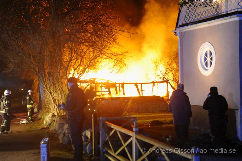 _DSC5308.JPG - Vid 01.10 larmades Räddningstjänst, Ambulans och Polis till Kolonigatan i Åstorp där man enligt dem första uppgifterna ska ha en brand i en villa, när man kommer fram till platsen visar det sig vara en carport som är helt övertänd man inriktade då insattsen på att förhindra spridning. Carporten, en bil och lite andra redskap förstördes helt i branden även en närliggande villa fick lite skador på fönsterna. Polisen konstaterade att branden var anlagd och en person fick följa med polisen in till stationen.