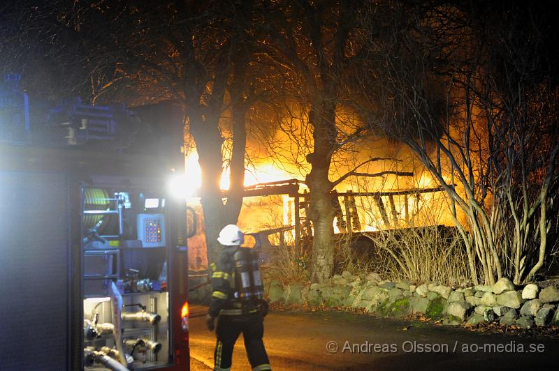 _DSC5312.JPG - Vid 01.10 larmades Räddningstjänst, Ambulans och Polis till Kolonigatan i Åstorp där man enligt dem första uppgifterna ska ha en brand i en villa, när man kommer fram till platsen visar det sig vara en carport som är helt övertänd man inriktade då insattsen på att förhindra spridning. Carporten, en bil och lite andra redskap förstördes helt i branden även en närliggande villa fick lite skador på fönsterna. Polisen konstaterade att branden var anlagd och en person fick följa med polisen in till stationen.