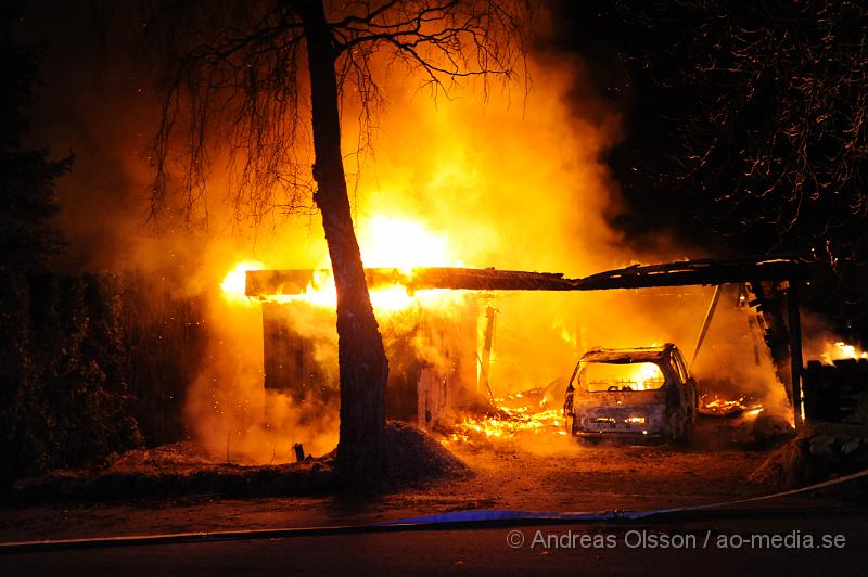 _DSC5315.JPG - Vid 01.10 larmades Räddningstjänst, Ambulans och Polis till Kolonigatan i Åstorp där man enligt dem första uppgifterna ska ha en brand i en villa, när man kommer fram till platsen visar det sig vara en carport som är helt övertänd man inriktade då insattsen på att förhindra spridning. Carporten, en bil och lite andra redskap förstördes helt i branden även en närliggande villa fick lite skador på fönsterna. Polisen konstaterade att branden var anlagd och en person fick följa med polisen in till stationen.