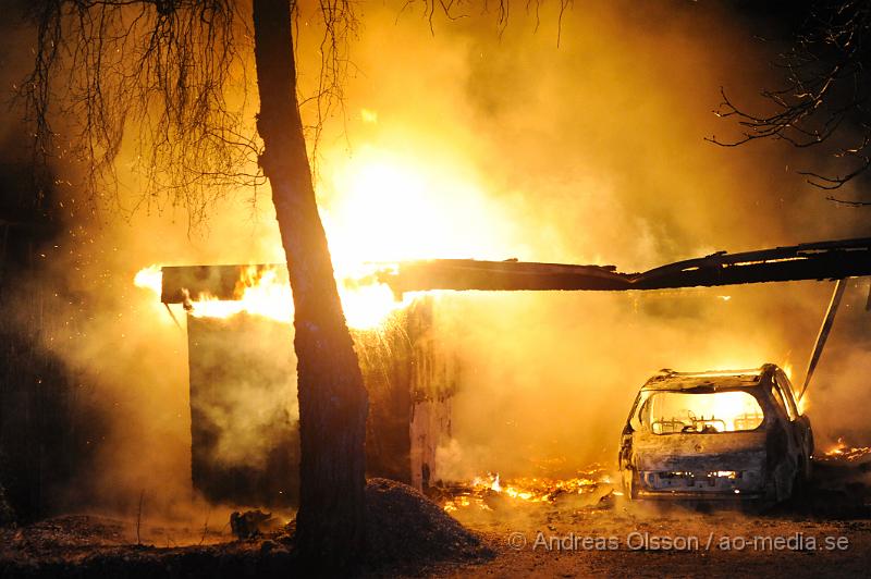 _DSC5317.JPG - Vid 01.10 larmades Räddningstjänst, Ambulans och Polis till Kolonigatan i Åstorp där man enligt dem första uppgifterna ska ha en brand i en villa, när man kommer fram till platsen visar det sig vara en carport som är helt övertänd man inriktade då insattsen på att förhindra spridning. Carporten, en bil och lite andra redskap förstördes helt i branden även en närliggande villa fick lite skador på fönsterna. Polisen konstaterade att branden var anlagd och en person fick följa med polisen in till stationen.