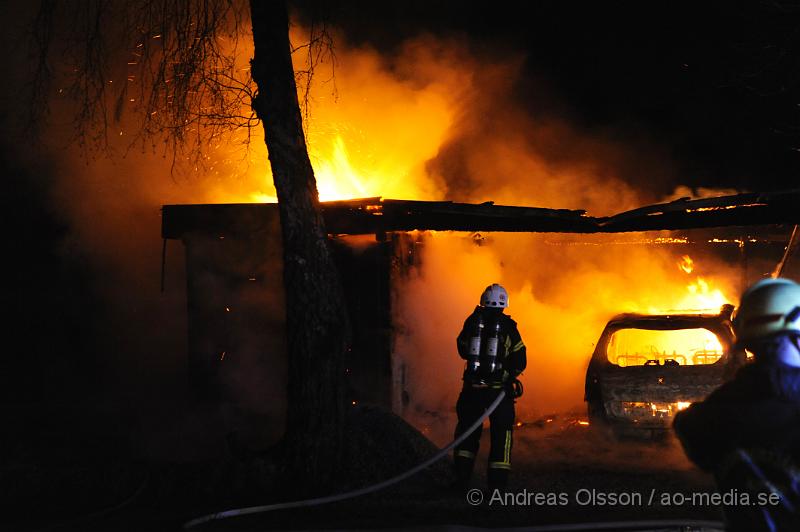 _DSC5320.JPG - Vid 01.10 larmades Räddningstjänst, Ambulans och Polis till Kolonigatan i Åstorp där man enligt dem första uppgifterna ska ha en brand i en villa, när man kommer fram till platsen visar det sig vara en carport som är helt övertänd man inriktade då insattsen på att förhindra spridning. Carporten, en bil och lite andra redskap förstördes helt i branden även en närliggande villa fick lite skador på fönsterna. Polisen konstaterade att branden var anlagd och en person fick följa med polisen in till stationen.