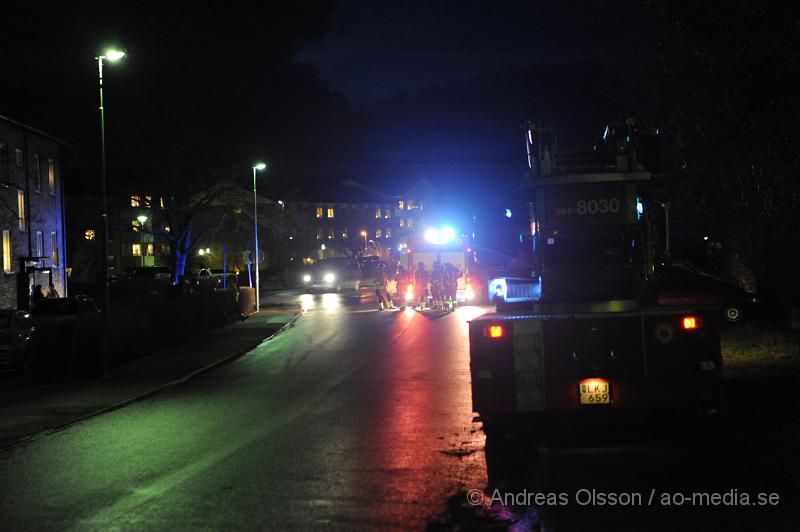 _DSC5336.JPG - Vid 16.10 larmades Räddningstjänst, Ambulans och Polis till en brand i källaren till ett hyreshus i Billesholm. Det är oklart hur omfattande branden var eller om någon kom till skada.