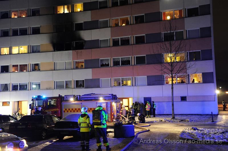 _DSC5341.JPG - Vid 22 tiden larmades räddningstjänst, ambulans och polis till Brankärr där man hade en fullt utvecklad brand på 3 våningen. Lågorna slog ut genom rutorna upp till 5 våningen. Lägenheten blev helt utbränd med ingen människa skadades i branden. Räddningstjänsten bedömde spridnings risken som mycket stor.