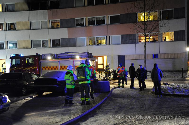 _DSC5344.JPG - Vid 22 tiden larmades räddningstjänst, ambulans och polis till Brankärr där man hade en fullt utvecklad brand på 3 våningen. Lågorna slog ut genom rutorna upp till 5 våningen. Lägenheten blev helt utbränd med ingen människa skadades i branden. Räddningstjänsten bedömde spridnings risken som mycket stor.