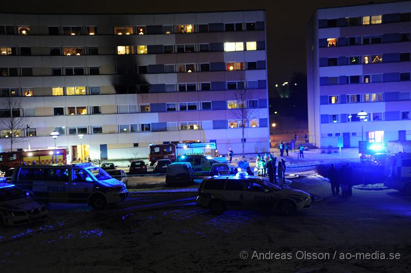 _DSC5345.JPG - Vid 22 tiden larmades räddningstjänst, ambulans och polis till Brankärr där man hade en fullt utvecklad brand på 3 våningen. Lågorna slog ut genom rutorna upp till 5 våningen. Lägenheten blev helt utbränd med ingen människa skadades i branden. Räddningstjänsten bedömde spridnings risken som mycket stor.