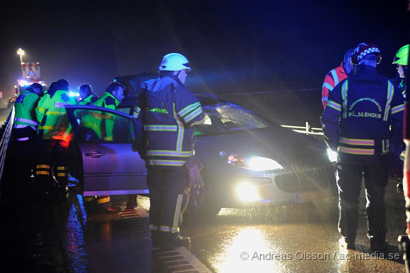 _DSC5353.JPG - Vid 18.10 Larmades Räddningstjänsten, Ambulans och Polis till väg 21 mellan Klippan och Perstorp där en personbil kolliderat med en älg. Älgen dog direkt vid krocken. Bilen fick omfattande skador men dem båda i bilen klarade sig oskadda. Vägen var helt avstängd i riktning mot Perstorp.