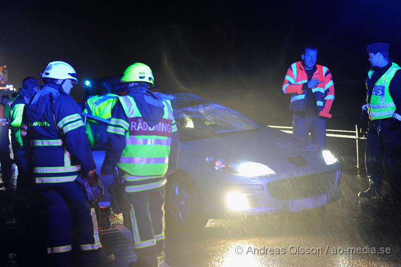 _DSC5359.JPG - Vid 18.10 Larmades Räddningstjänsten, Ambulans och Polis till väg 21 mellan Klippan och Perstorp där en personbil kolliderat med en älg. Älgen dog direkt vid krocken. Bilen fick omfattande skador men dem båda i bilen klarade sig oskadda. Vägen var helt avstängd i riktning mot Perstorp.