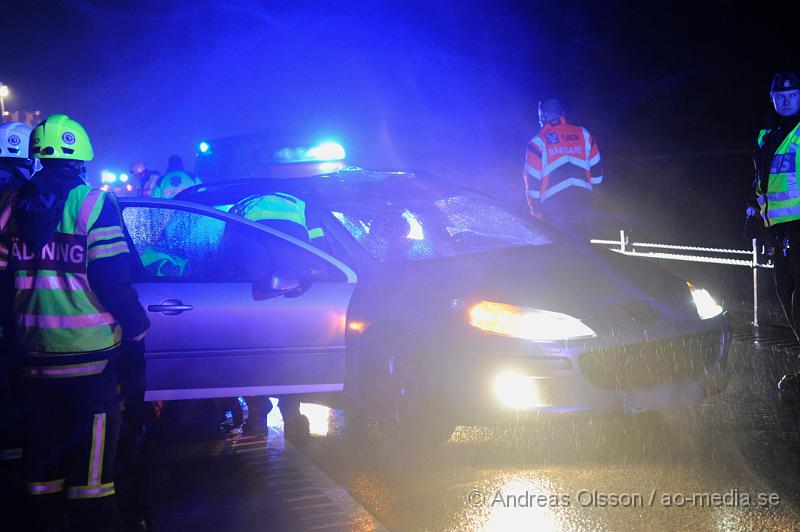 _DSC5361.JPG - Vid 18.10 Larmades Räddningstjänsten, Ambulans och Polis till väg 21 mellan Klippan och Perstorp där en personbil kolliderat med en älg. Älgen dog direkt vid krocken. Bilen fick omfattande skador men dem båda i bilen klarade sig oskadda. Vägen var helt avstängd i riktning mot Perstorp.