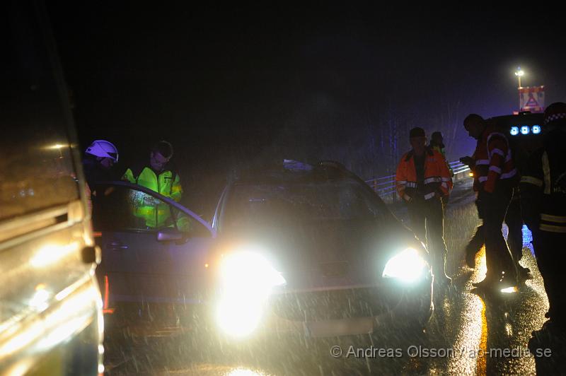 _DSC5365.JPG - Vid 18.10 Larmades Räddningstjänsten, Ambulans och Polis till väg 21 mellan Klippan och Perstorp där en personbil kolliderat med en älg. Älgen dog direkt vid krocken. Bilen fick omfattande skador men dem båda i bilen klarade sig oskadda. Vägen var helt avstängd i riktning mot Perstorp.