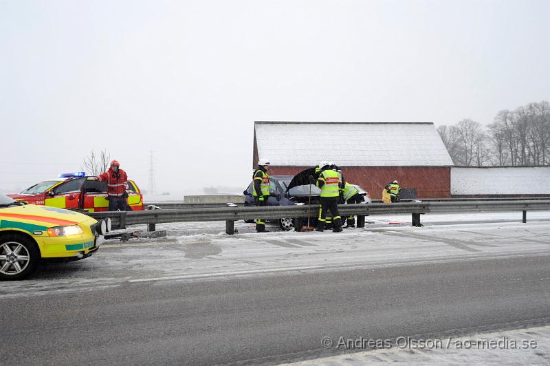 _DSC5562.JPG - Vid 15 tiden larmades räddningstjänsten från Klippan och Åstorp samt polis och ambulans till E4an i höjd med Östra ljungby där en personbil kört in i mitträcket och snurrat runt. Personen som var ensam i bilen fick följa med ambulansen in till sjukhuset med lindriga skador. Under räddningsarbetet var det begränsad framkomlighet på platsen.