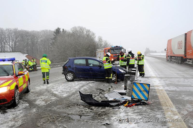 _DSC5567.JPG - Vid 15 tiden larmades räddningstjänsten från Klippan och Åstorp samt polis och ambulans till E4an i höjd med Östra ljungby där en personbil kört in i mitträcket och snurrat runt. Personen som var ensam i bilen fick följa med ambulansen in till sjukhuset med lindriga skador. Under räddningsarbetet var det begränsad framkomlighet på platsen.