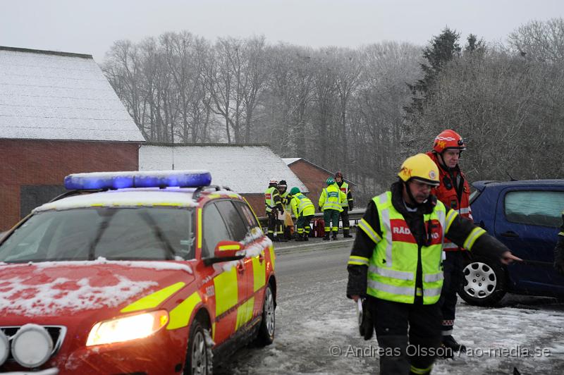 _DSC5570.JPG - Vid 15 tiden larmades räddningstjänsten från Klippan och Åstorp samt polis och ambulans till E4an i höjd med Östra ljungby där en personbil kört in i mitträcket och snurrat runt. Personen som var ensam i bilen fick följa med ambulansen in till sjukhuset med lindriga skador. Under räddningsarbetet var det begränsad framkomlighet på platsen.