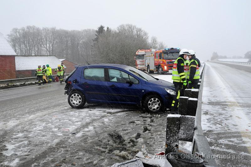 _DSC5575.JPG - Vid 15 tiden larmades räddningstjänsten från Klippan och Åstorp samt polis och ambulans till E4an i höjd med Östra ljungby där en personbil kört in i mitträcket och snurrat runt. Personen som var ensam i bilen fick följa med ambulansen in till sjukhuset med lindriga skador. Under räddningsarbetet var det begränsad framkomlighet på platsen.