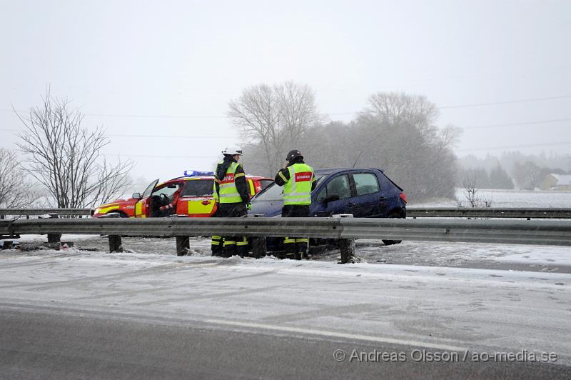 _DSC5576.JPG - Vid 15 tiden larmades räddningstjänsten från Klippan och Åstorp samt polis och ambulans till E4an i höjd med Östra ljungby där en personbil kört in i mitträcket och snurrat runt. Personen som var ensam i bilen fick följa med ambulansen in till sjukhuset med lindriga skador. Under räddningsarbetet var det begränsad framkomlighet på platsen.