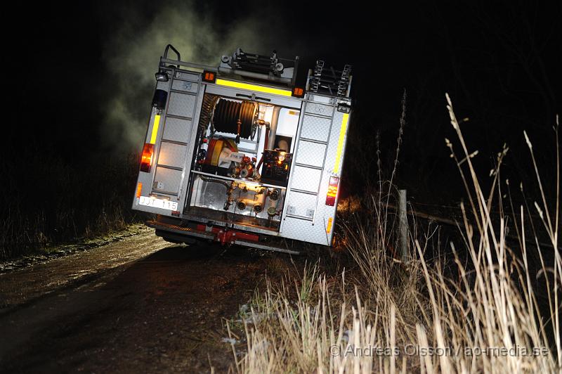 _DSC5583.JPG - Vid 17 tiden larmades räddningstjänsten till en brand intill skogvaktar bostaden ute i bjärsgård. Vid framkomst kunde man konstatera att det var ägaren som eldade i en tunna på tomten. Sen när räddningstjänsten skulle lämna gav den lilla grusvägen vika vid diket och brandbilen hamnade en bit ner i diket. Det var även mycket halt på platsen vid tillfället.