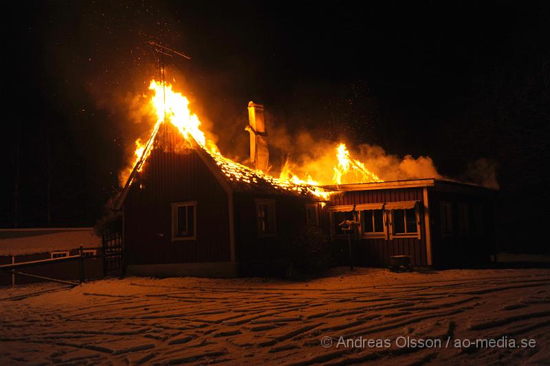 _DSC5588.JPG - Vid 3 tiden larmades räddningstjänsten från perstorp och hässleholm samt polis och ambulans till en villabrand i Ebbarp utanför Perstorp. När räddningstjänsten kom fram var villan redan övertänd. Perstorps släckbil gled av den smala vägen upp till villan och blockerade vägen så man fick dra slang ett par hundra meter fram till villan. En person fanns i villan när branden startade men kunde själv ta sig ut. Man misstänker att branden kan ha starta i en öppen spis eller i skorstenen.