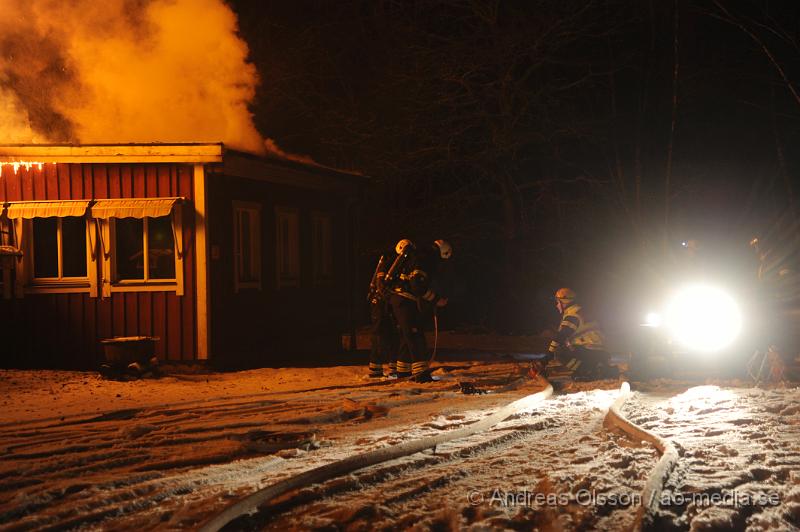 _DSC5595.JPG - Vid 3 tiden larmades räddningstjänsten från perstorp och hässleholm samt polis och ambulans till en villabrand i Ebbarp utanför Perstorp. När räddningstjänsten kom fram var villan redan övertänd. Perstorps släckbil gled av den smala vägen upp till villan och blockerade vägen så man fick dra slang ett par hundra meter fram till villan. En person fanns i villan när branden startade men kunde själv ta sig ut. Man misstänker att branden kan ha starta i en öppen spis eller i skorstenen.