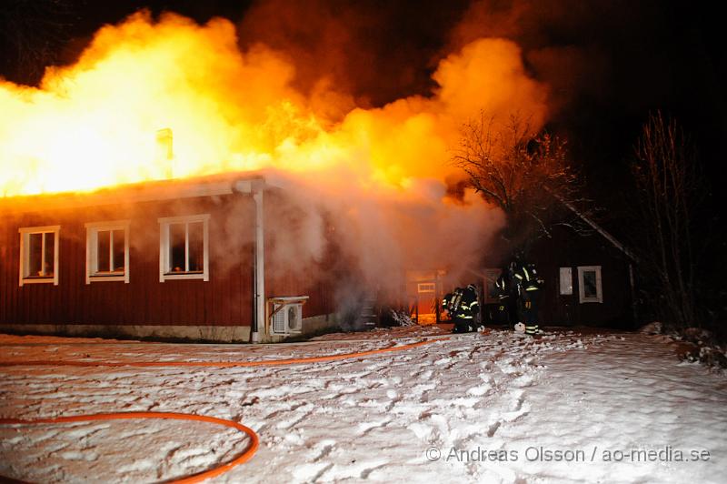 _DSC5601.JPG - Vid 3 tiden larmades räddningstjänsten från perstorp och hässleholm samt polis och ambulans till en villabrand i Ebbarp utanför Perstorp. När räddningstjänsten kom fram var villan redan övertänd. Perstorps släckbil gled av den smala vägen upp till villan och blockerade vägen så man fick dra slang ett par hundra meter fram till villan. En person fanns i villan när branden startade men kunde själv ta sig ut. Man misstänker att branden kan ha starta i en öppen spis eller i skorstenen.