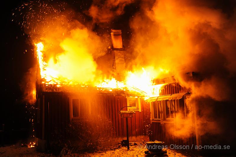 _DSC5606.JPG - Vid 3 tiden larmades räddningstjänsten från perstorp och hässleholm samt polis och ambulans till en villabrand i Ebbarp utanför Perstorp. När räddningstjänsten kom fram var villan redan övertänd. Perstorps släckbil gled av den smala vägen upp till villan och blockerade vägen så man fick dra slang ett par hundra meter fram till villan. En person fanns i villan när branden startade men kunde själv ta sig ut. Man misstänker att branden kan ha starta i en öppen spis eller i skorstenen.