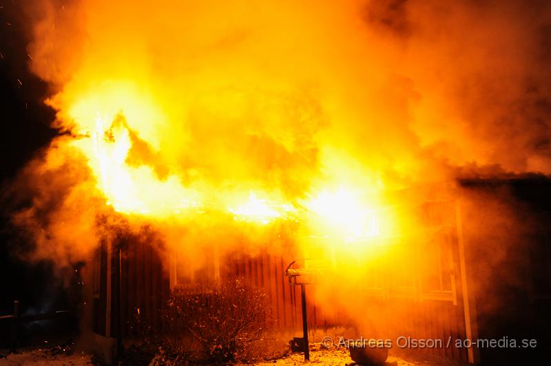 _DSC5607.JPG - Vid 3 tiden larmades räddningstjänsten från perstorp och hässleholm samt polis och ambulans till en villabrand i Ebbarp utanför Perstorp. När räddningstjänsten kom fram var villan redan övertänd. Perstorps släckbil gled av den smala vägen upp till villan och blockerade vägen så man fick dra slang ett par hundra meter fram till villan. En person fanns i villan när branden startade men kunde själv ta sig ut. Man misstänker att branden kan ha starta i en öppen spis eller i skorstenen.