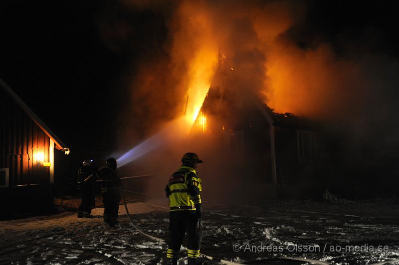 _DSC5614.JPG - Vid 3 tiden larmades räddningstjänsten från perstorp och hässleholm samt polis och ambulans till en villabrand i Ebbarp utanför Perstorp. När räddningstjänsten kom fram var villan redan övertänd. Perstorps släckbil gled av den smala vägen upp till villan och blockerade vägen så man fick dra slang ett par hundra meter fram till villan. En person fanns i villan när branden startade men kunde själv ta sig ut. Man misstänker att branden kan ha starta i en öppen spis eller i skorstenen.