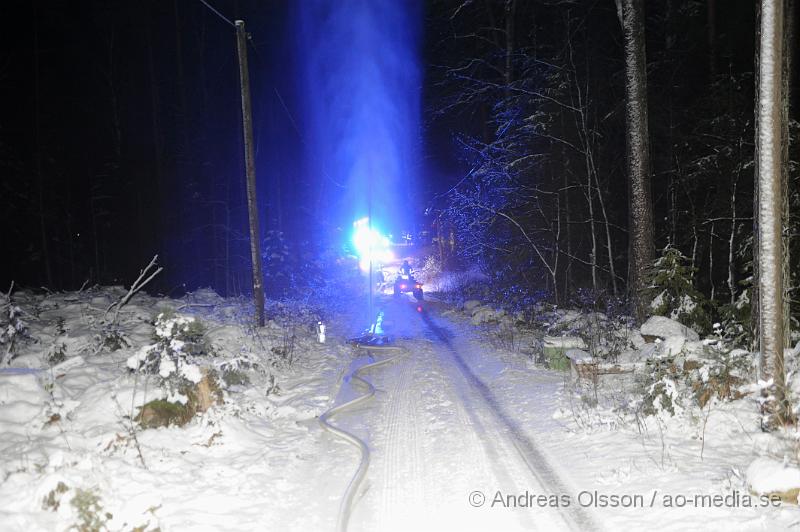 _DSC5619.JPG - Vid 3 tiden larmades räddningstjänsten från perstorp och hässleholm samt polis och ambulans till en villabrand i Ebbarp utanför Perstorp. När räddningstjänsten kom fram var villan redan övertänd. Perstorps släckbil gled av den smala vägen upp till villan och blockerade vägen så man fick dra slang ett par hundra meter fram till villan. En person fanns i villan när branden startade men kunde själv ta sig ut. Man misstänker att branden kan ha starta i en öppen spis eller i skorstenen.