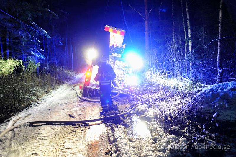 _DSC5620.JPG - Vid 3 tiden larmades räddningstjänsten från perstorp och hässleholm samt polis och ambulans till en villabrand i Ebbarp utanför Perstorp. När räddningstjänsten kom fram var villan redan övertänd. Perstorps släckbil gled av den smala vägen upp till villan och blockerade vägen så man fick dra slang ett par hundra meter fram till villan. En person fanns i villan när branden startade men kunde själv ta sig ut. Man misstänker att branden kan ha starta i en öppen spis eller i skorstenen.