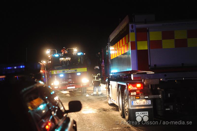 _DSC5624.JPG - Vid 3 tiden larmades räddningstjänsten från perstorp och hässleholm samt polis och ambulans till en villabrand i Ebbarp utanför Perstorp. När räddningstjänsten kom fram var villan redan övertänd. Perstorps släckbil gled av den smala vägen upp till villan och blockerade vägen så man fick dra slang ett par hundra meter fram till villan. En person fanns i villan när branden startade men kunde själv ta sig ut. Man misstänker att branden kan ha starta i en öppen spis eller i skorstenen.