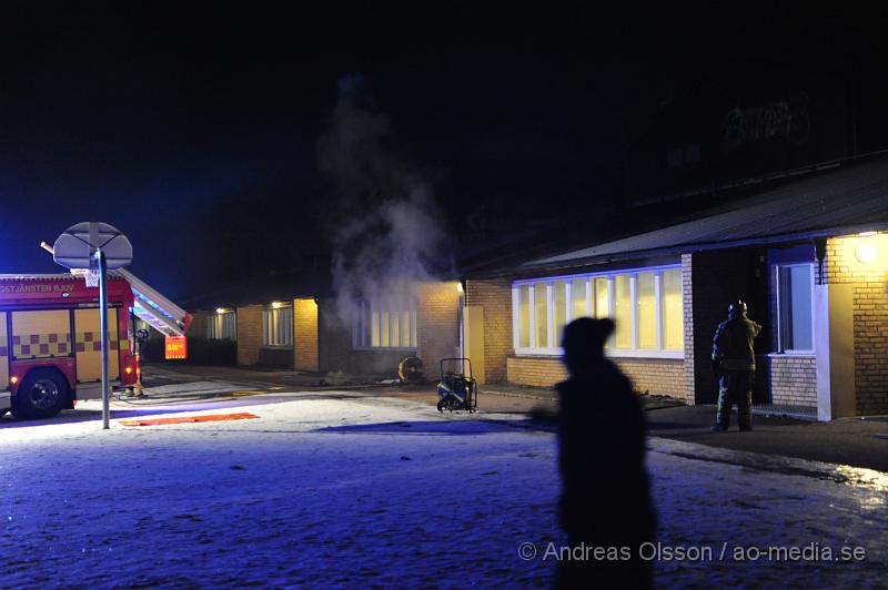 _DSC5751.JPG - Vid 20 tiden larmades en större räddningstyrka till Varagårdsskolan i Bjuv där man först fått in ett automatiskt brandlarm som visade sig vara skarpt läge, det brann då i en korridor i skolan. Då larmades även räddningstjänsten från Åstorp och Helsingborg samt polis. Branden kunde begränsas till korridoren men skolan fick hålla stängt under fredagen för sanering. Branden misstänks vara anlagd.