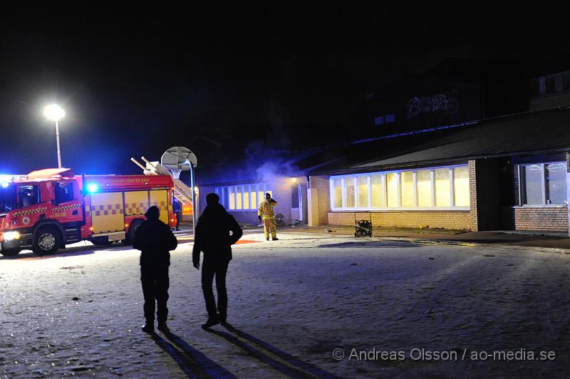 _DSC5753.JPG - Vid 20 tiden larmades en större räddningstyrka till Varagårdsskolan i Bjuv där man först fått in ett automatiskt brandlarm som visade sig vara skarpt läge, det brann då i en korridor i skolan. Då larmades även räddningstjänsten från Åstorp och Helsingborg samt polis. Branden kunde begränsas till korridoren men skolan fick hålla stängt under fredagen för sanering. Branden misstänks vara anlagd.